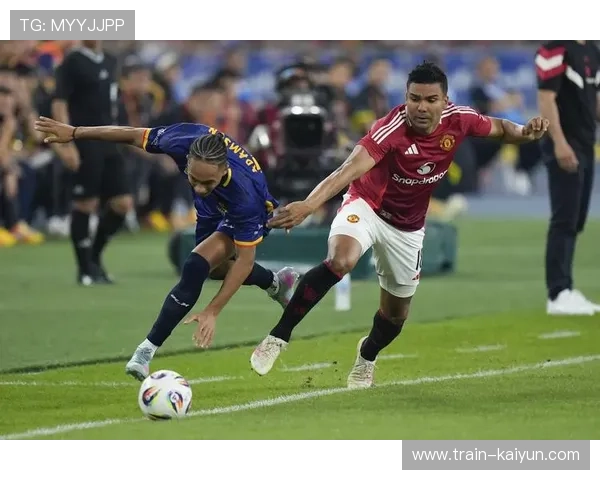 足球球星赛后挥汗如雨的精彩瞬间与情感释放